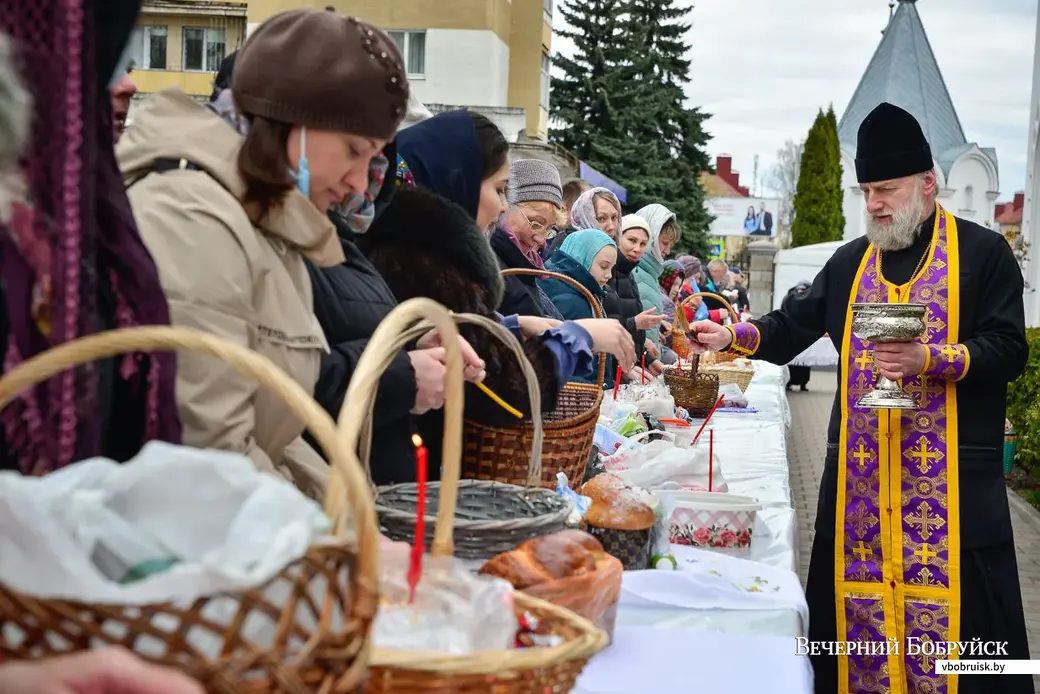 18.04.2020. Настоятель Свято-Георгиевского храма протоиерей Геннадий Вейго освящает пасхальные куличи и снедь