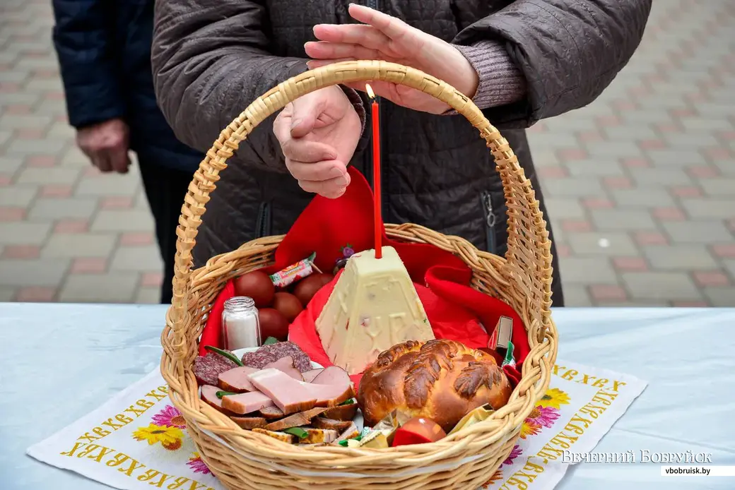 18.04.2020. Освящение пасхальных куличей и снеди в Свято-Георгиевской церкви Бобруйска