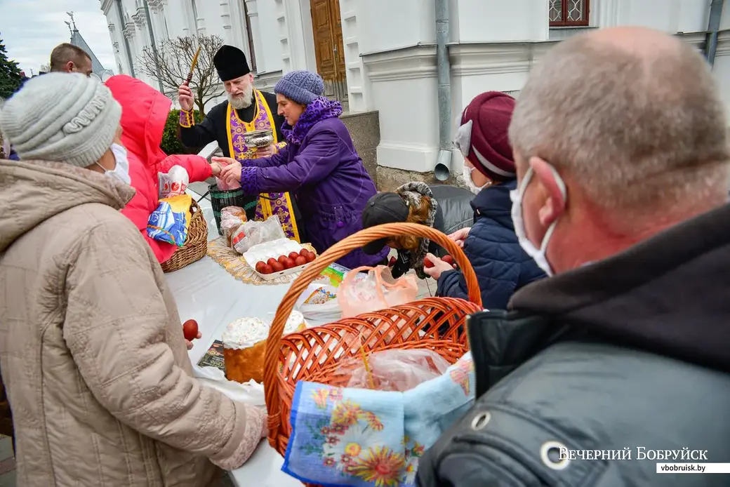 18.04.2020. Настоятель Свято-Георгиевского храма протоиерей Геннадий Вейго освящает пасхальные куличи и снедь