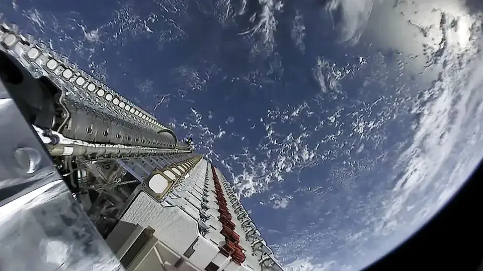 Спутники Starlink в пакете до отделения от разгонного блока. Автор: Official SpaceX Photos - Starlink Mission, CC0