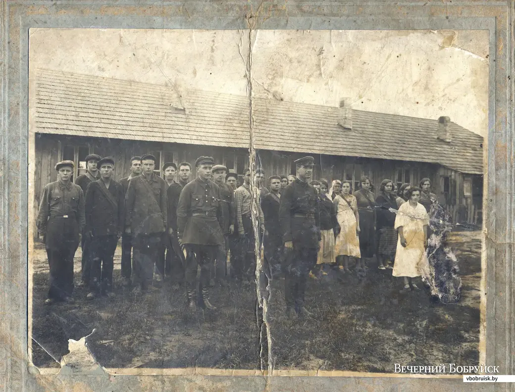 Николай Колесников (1-й слева) на сборах. 1934-й год.