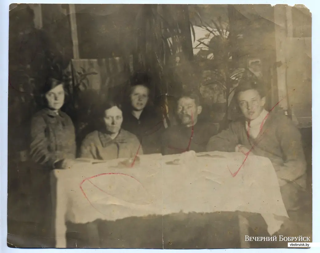Вера, Анна, Зина, Василий и Николай Колесниковы дома. Бобруйск, 1930-е.