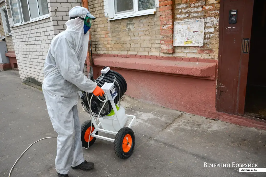 23.04.2020. Дезинфекция подъездов жилых домов в Ленинском районе города Бобруйска