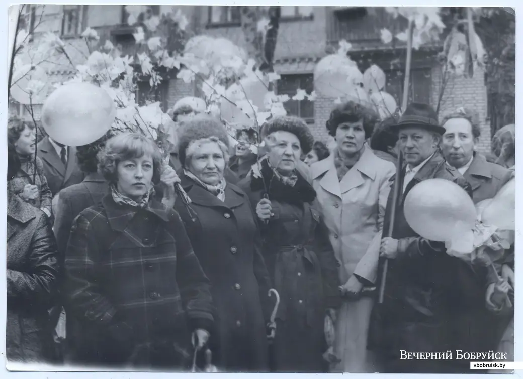 Галина Колесникова (слева) с коллегами на первомайской демонстрации. 1970-е