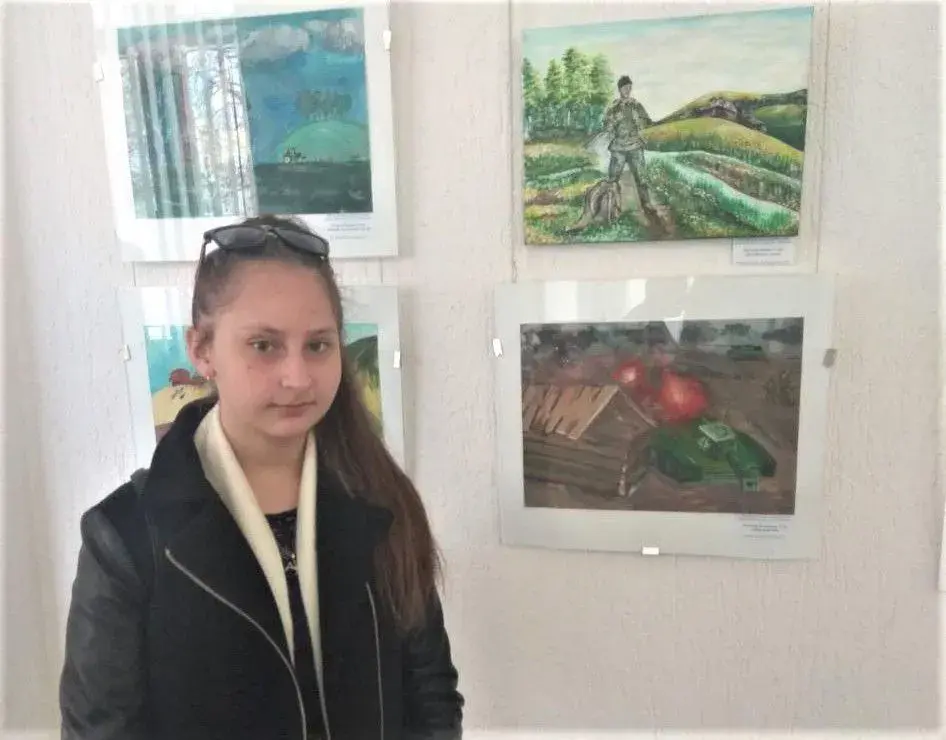 Юлия Маленок возле своей работы