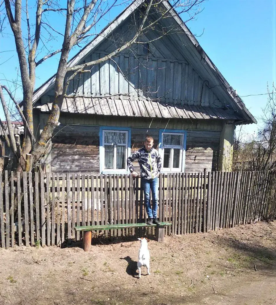 Мой внук Богдан возле дома прадеда Ивана.