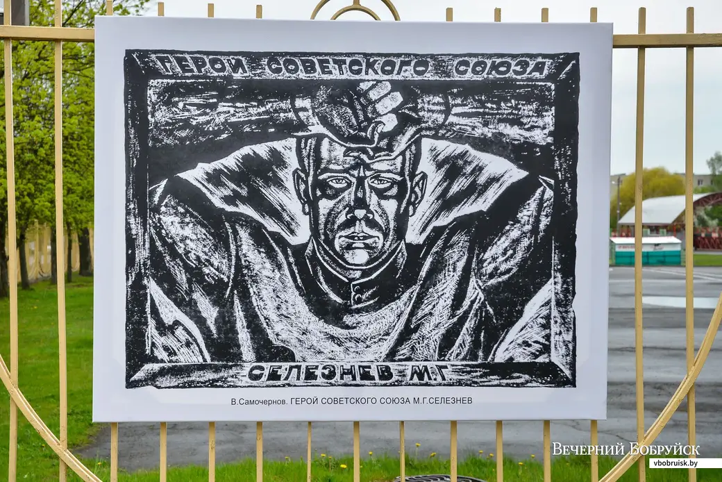 04.05.2020. Работники Бобруйского художественного музея размещают планшеты с репродукциями произведений бобруйских художников о войне в экспозиции под открытым небом к