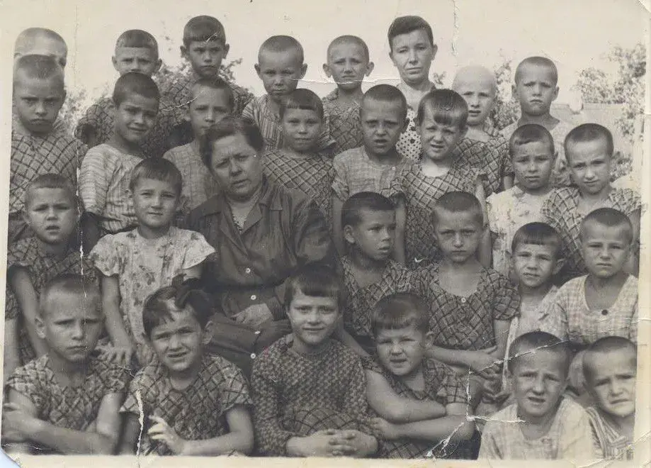 5. Анна Андреевна Гудеева (Глуховцова) (в центре) с воспитанниками Бобруйского детдома №1.