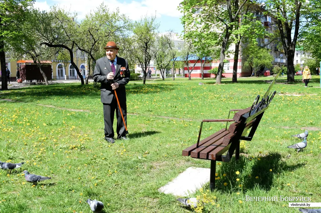 8.05.2020, Бобруйск. 100-летний Тимофей Кукотин выходит опробовать свою лавку