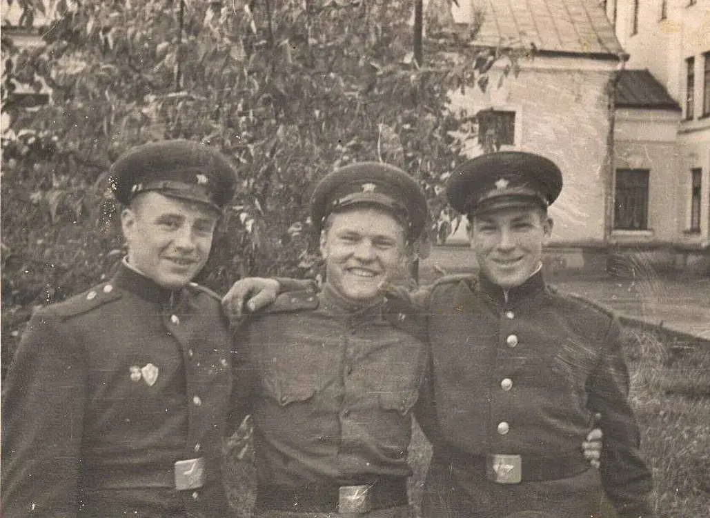 1965 год. Анатолий Терехович (слева) с товарищами по воинской части (в/ч 2198, 106-й погранотряд).