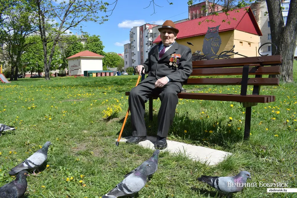8.05.2020, Бобруйск. 100-летний Тимофей Кукотин на персональной лавке
