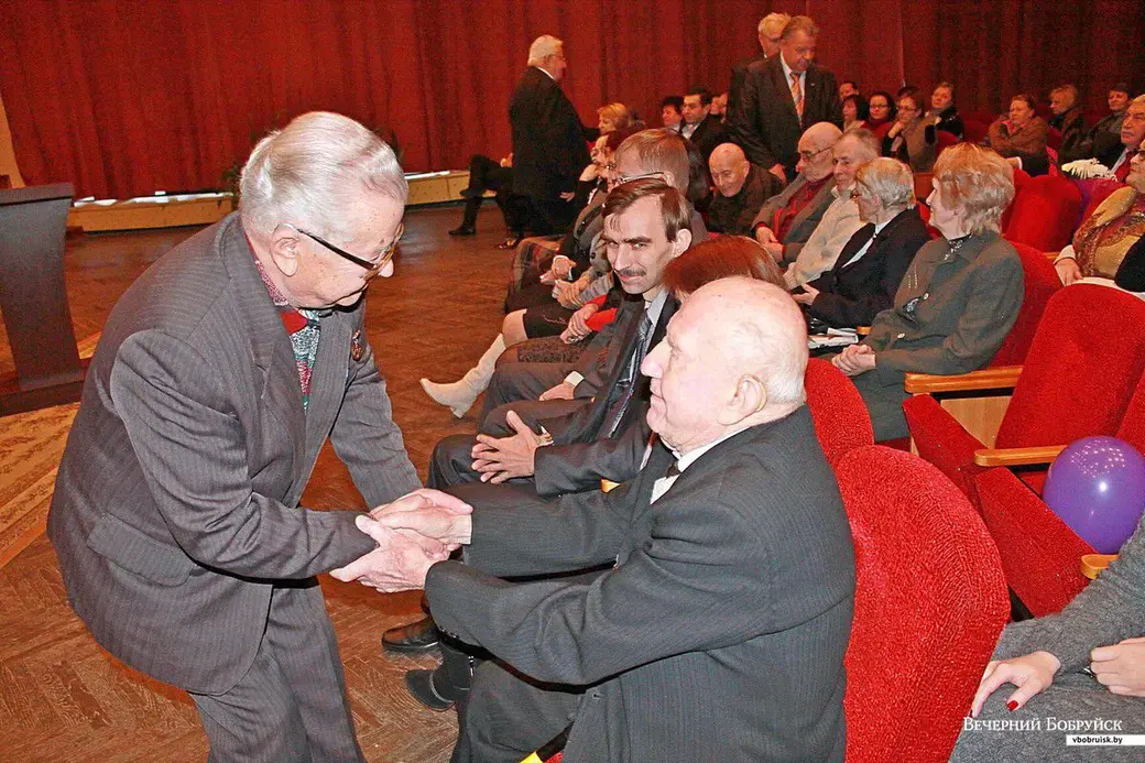 Евгения Александровича поздравляют ученики.