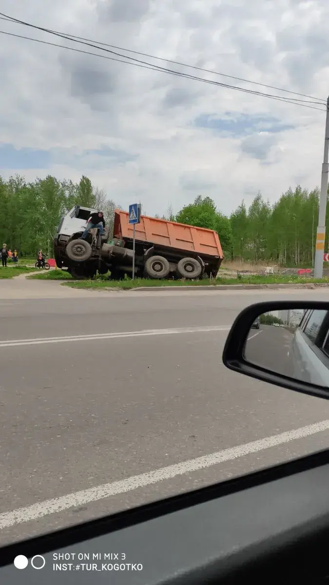 11.05.2020, асфальт провалился под колесами самосвала