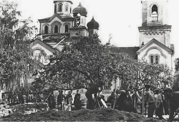 У Свято-Никольского собора