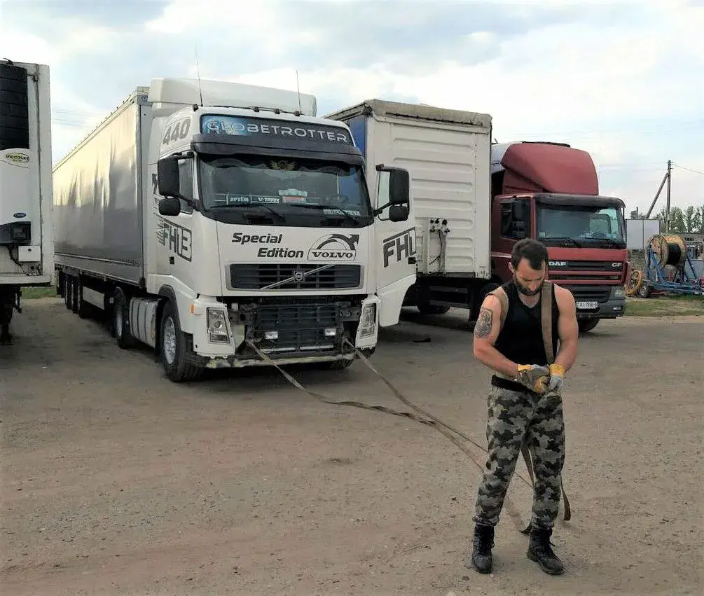Дмитрий Куракин готовится протащить фуру весом 14,5 тонн.