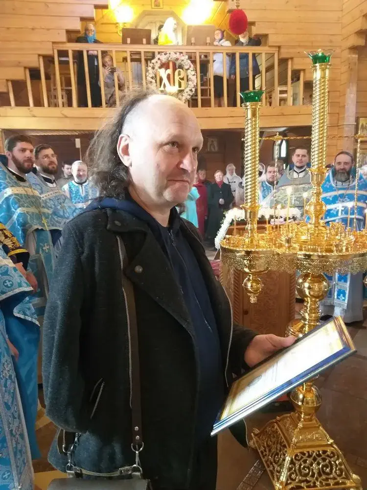 Епископ Серафим наградил Архиерейской грамотой Валерия Алексеева. Фото представлено Отделом религиозного образования и катехизации Бобруйской епархии