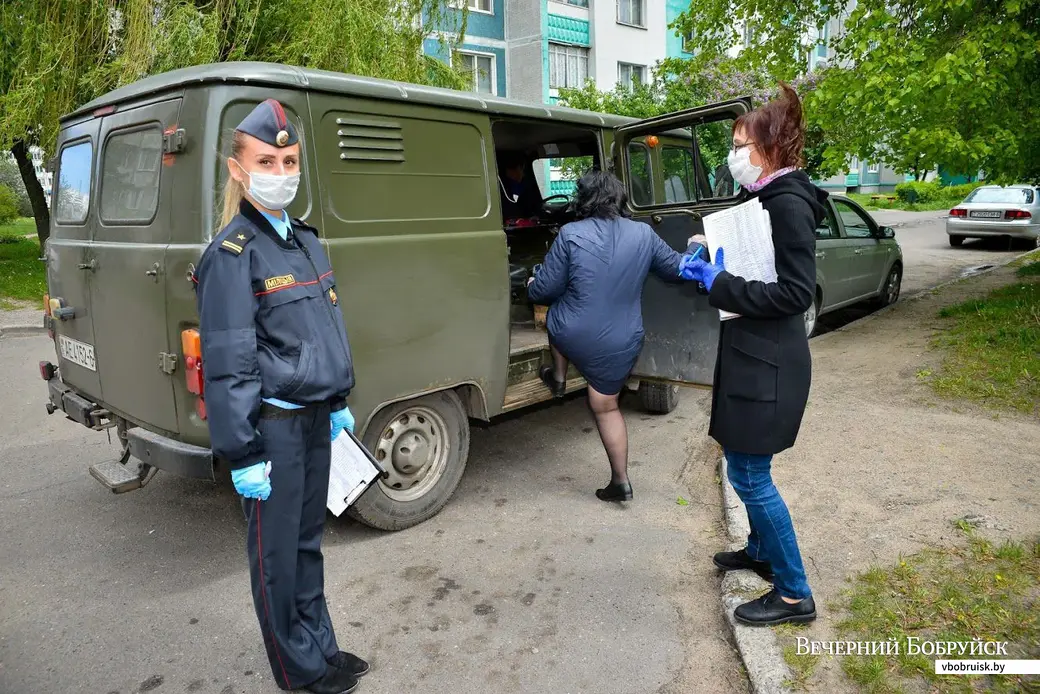 22.05.2020. Бобруйск, Могилевская область. Сотрудники милиции и Бобруйского зонального Центра гигиены и эпидемиологии проверяют соблюдение условий самоизоляции