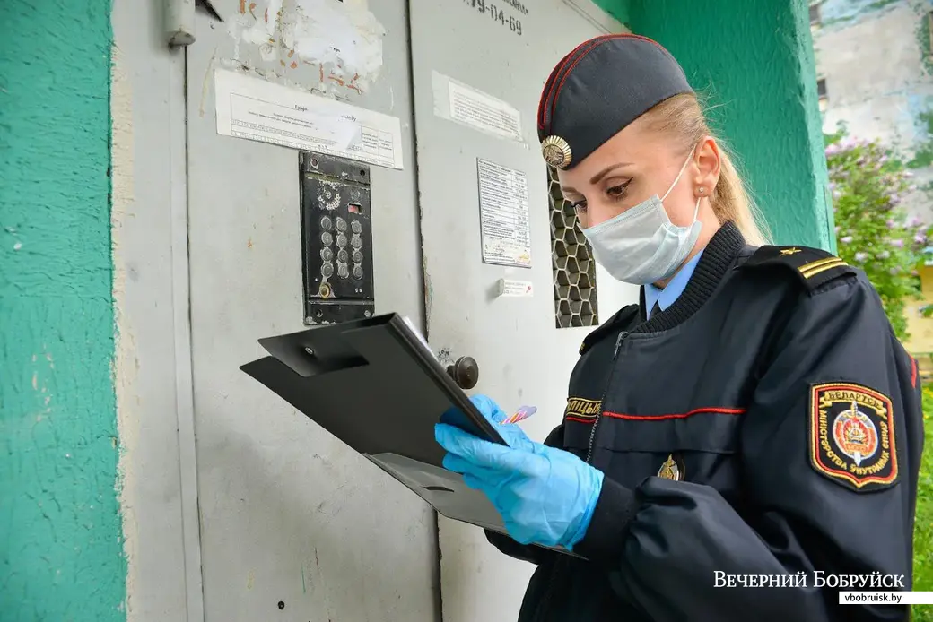 22.05.2020. Бобруйск, Могилевская область. Сотрудники милиции и Бобруйского зонального Центра гигиены и эпидемиологии проверяют соблюдение условий самоизоляции