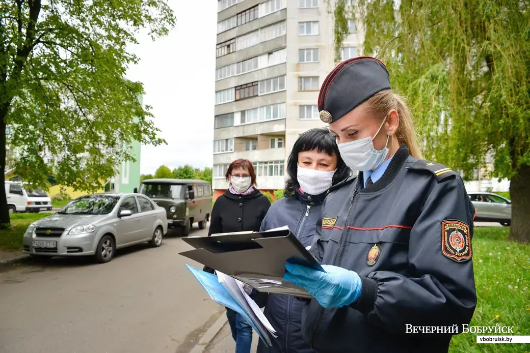 22.05.2020. Бобруйск, Могилевская область. Сотрудники милиции и Бобруйского зонального Центра гигиены и эпидемиологии проверяют соблюдение условий самоизоляции