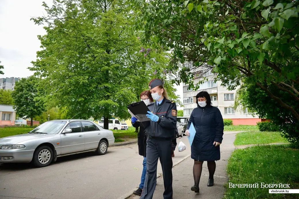 22.05.2020. Бобруйск, Могилевская область. Сотрудники милиции и Бобруйского зонального Центра гигиены и эпидемиологии проверяют соблюдение условий самоизоляции