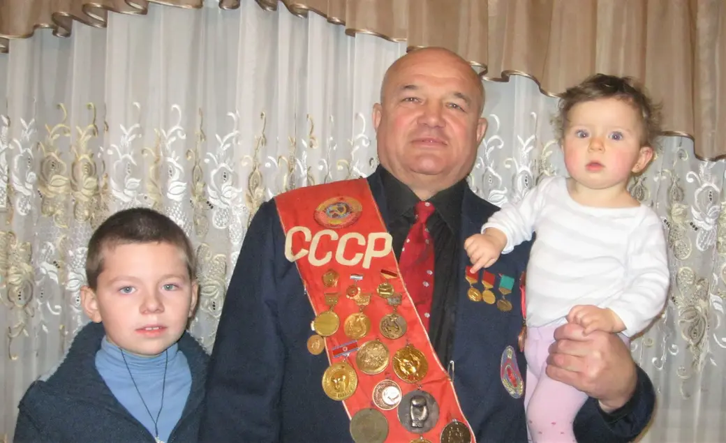 Анатолий Березюк с внуками: Даниил сейчас студент факультета международных отношений БГУ, а Полина учится в 4-м классе гимназии №3.