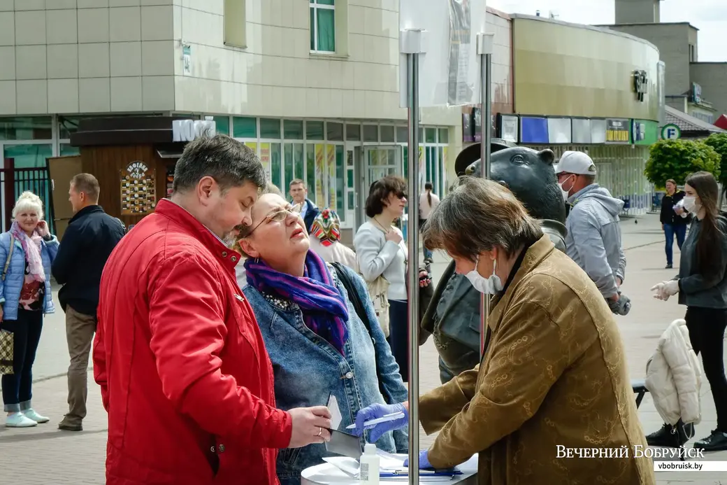 27.05.2020. Бобруйск. Сбор подписей за кандидатов в Президенты Республики Беларусь у центрального рынка