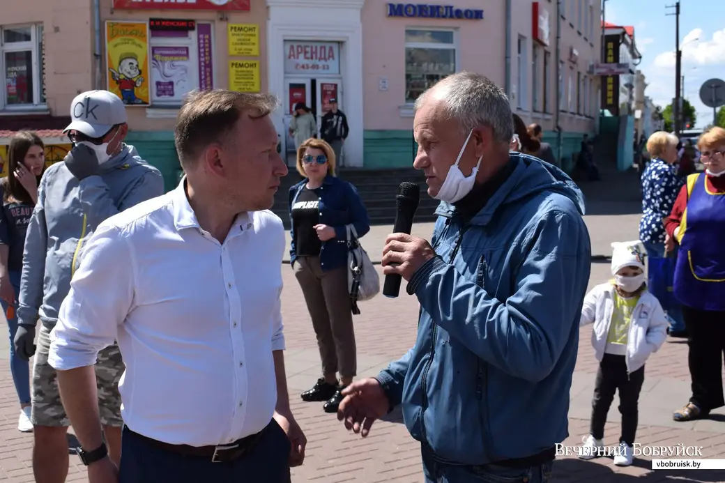 28.05.2020, Андрей Дмитриев беседует с бобруйчанами. Фото: Артём Лукьянович.