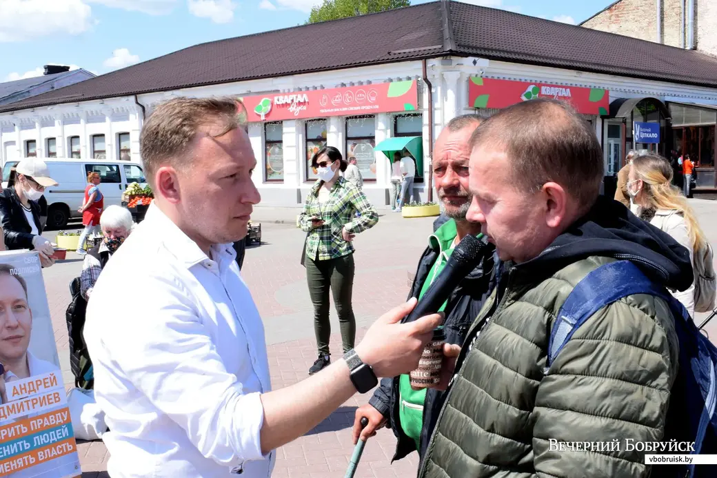 28.05.2020, Андрей Дмитриев беседует с бобруйчанами. Фото: Артём Лукьянович.