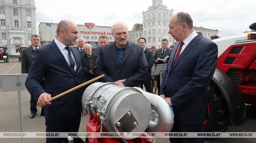 Александр Лукашенко во время посещения предприятия. ФОТО: БЕЛТА