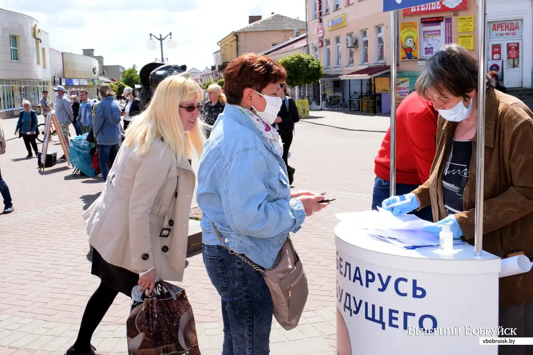 28.05.2020, Бобруйск. Сбор подписей за кандидатов в Президенты Республики Беларусь. Фото: Артём Лукьянович