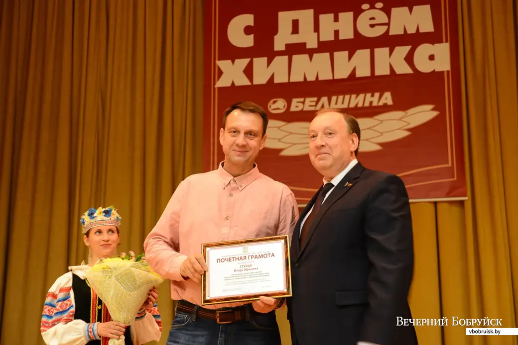 29.05.2020. Бобруйск, Могилевская область. Председатель Бобруйского городского Совета депутатов Михаил Желудов передовиков на ОАО