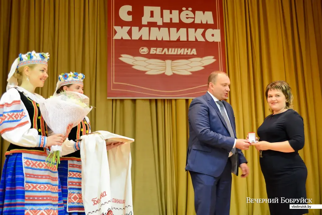 Председатель концерна «Белнефтехим» Андрей Рыбаков награждает передовиков на ОАО
