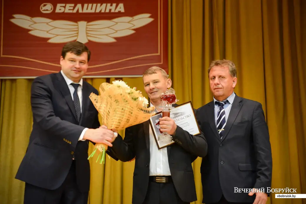 Генеральный директора ОАО «Белшина» Андрей Бунаков (слева) и председатель профкома ОАО «Белшина» Игорь Вежновец (справа) награждают победителей профессионального