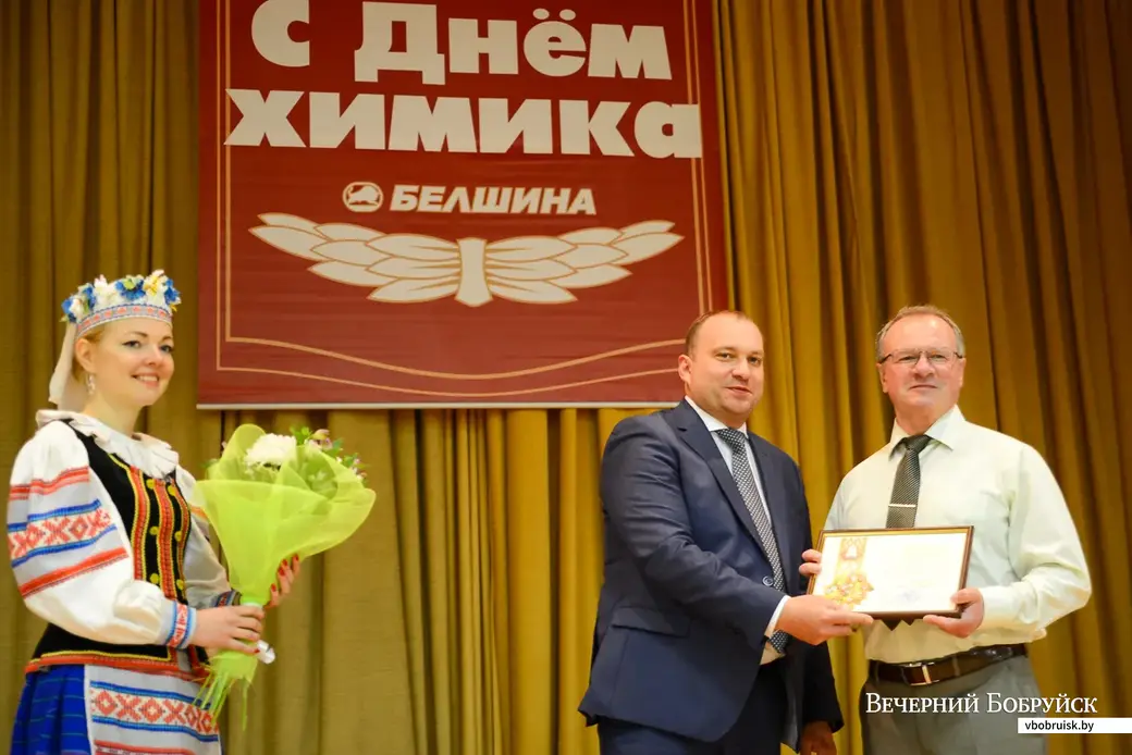 Председатель концерна «Белнефтехим» Андрей Рыбаков награждает передовиков «Белшины».