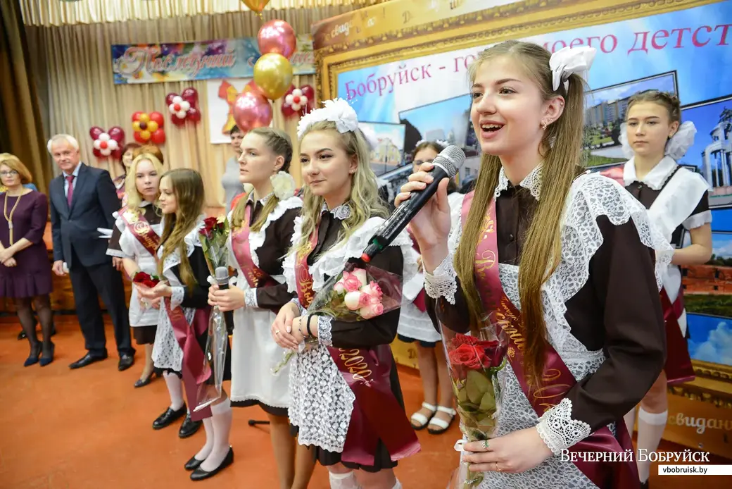 30.05.2020. Бобруйск. Прощальная школьная линейка в средней школе №1.