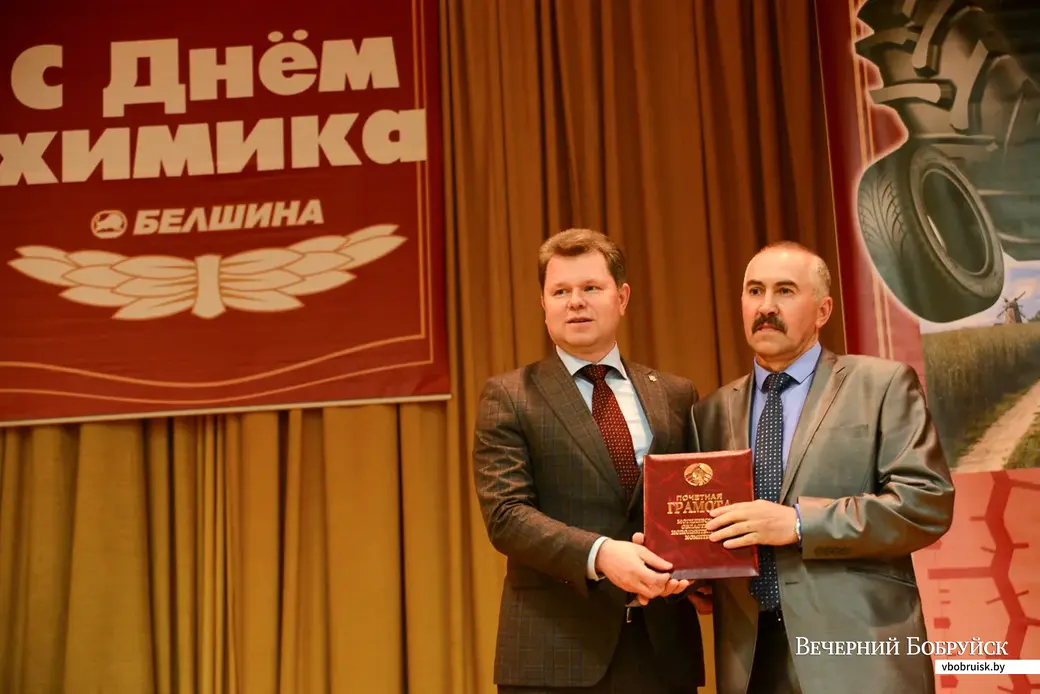 Председатель Бобруйского городского исполнительного комитета Александр Студнев награждает передовиков на ОАО