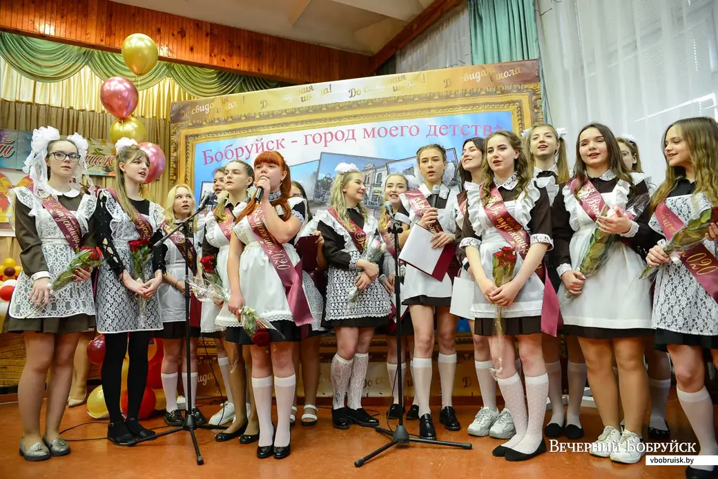 30.05.2020. Бобруйск. Прощальная школьная линейка в средней школе №1.