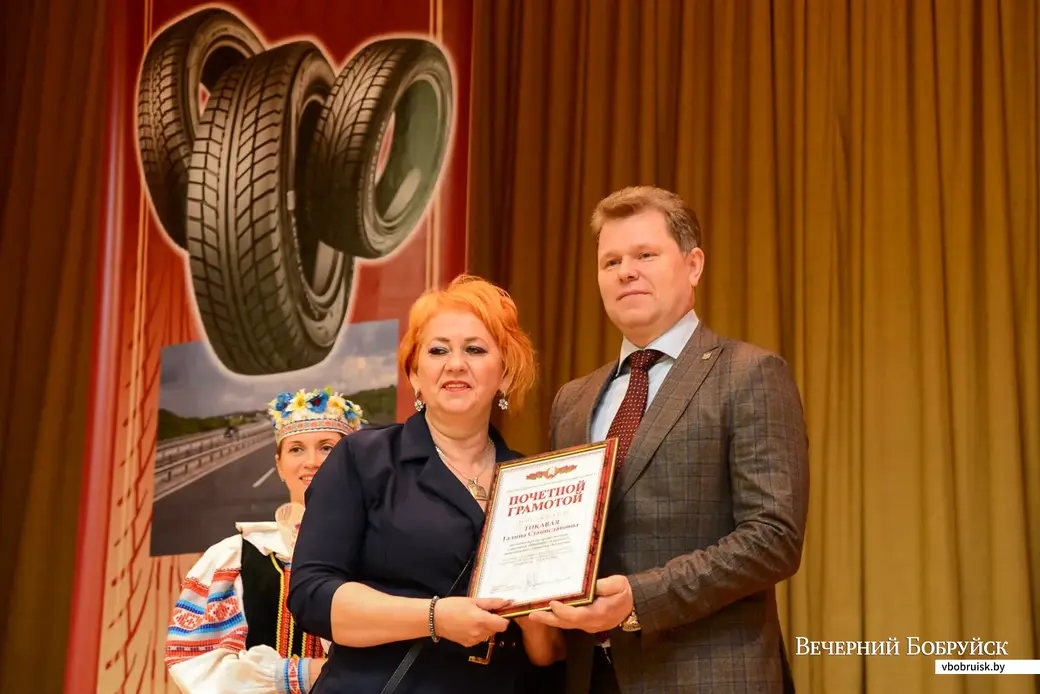 Председатель Бобруйского городского исполнительного комитета Александр Студнев награждает передовиков на ОАО