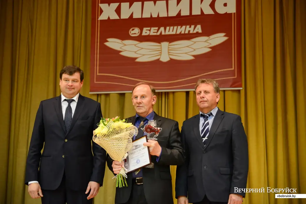 Генеральный директора ОАО «Белшина» Андрей Бунаков (слева) и председатель профкома ОАО «Белшина» Игорь Вежновец (справа) награждают победителей профессионального