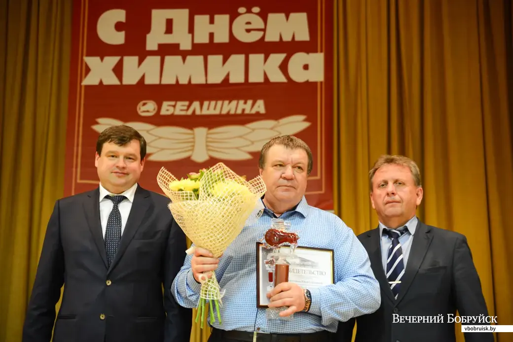 Генеральный директора ОАО «Белшина» Андрей Бунаков (слева) и председатель профкома ОАО «Белшина» Игорь Вежновец (справа) награждают победителей профессионального