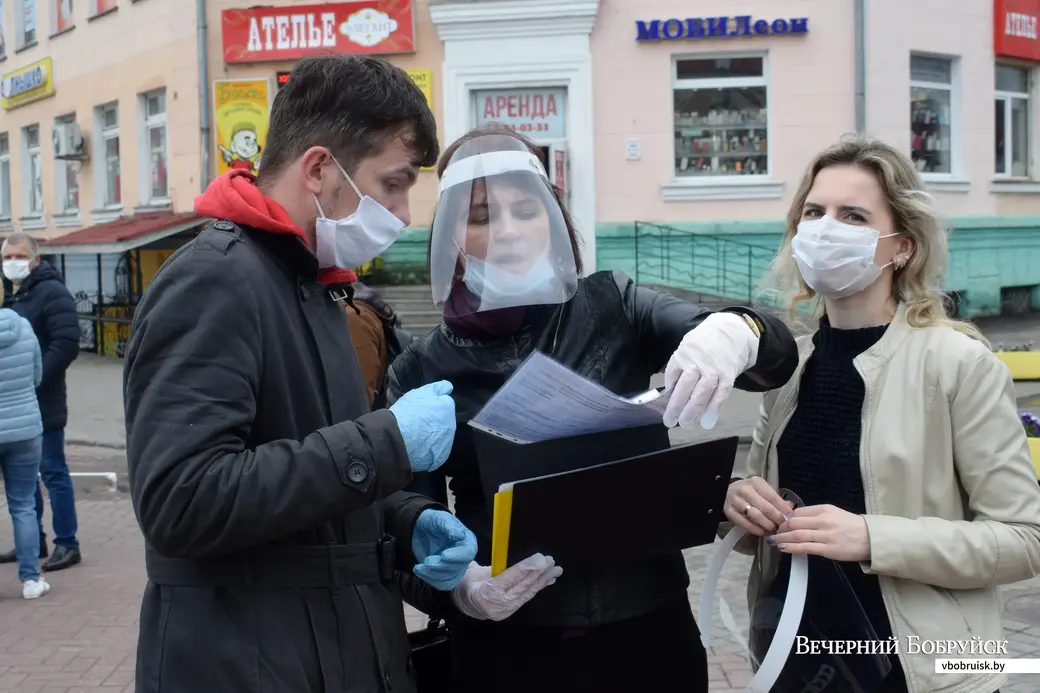 31.05.2020, Бобруйск. Сбор подписей за потенциального кандидата в президенты Валерия Цепкало у «бобра» в районе центрального рынка.
