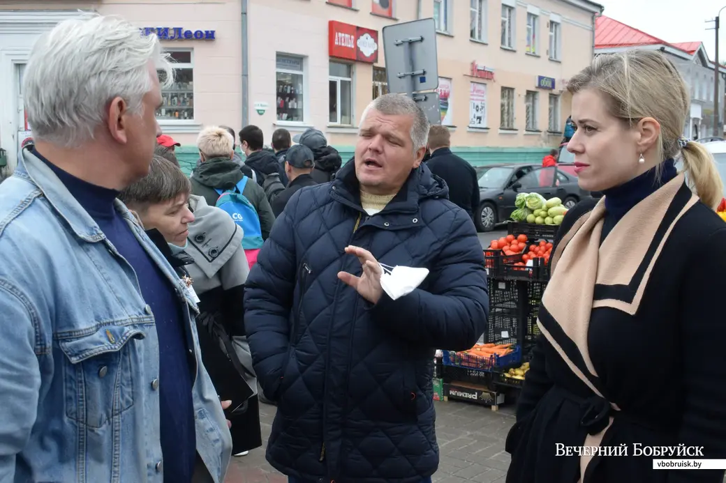 31 мая. Бобруйск. Встреча с Валерием Цепкало у «бобра» в районе центрального рынка.
