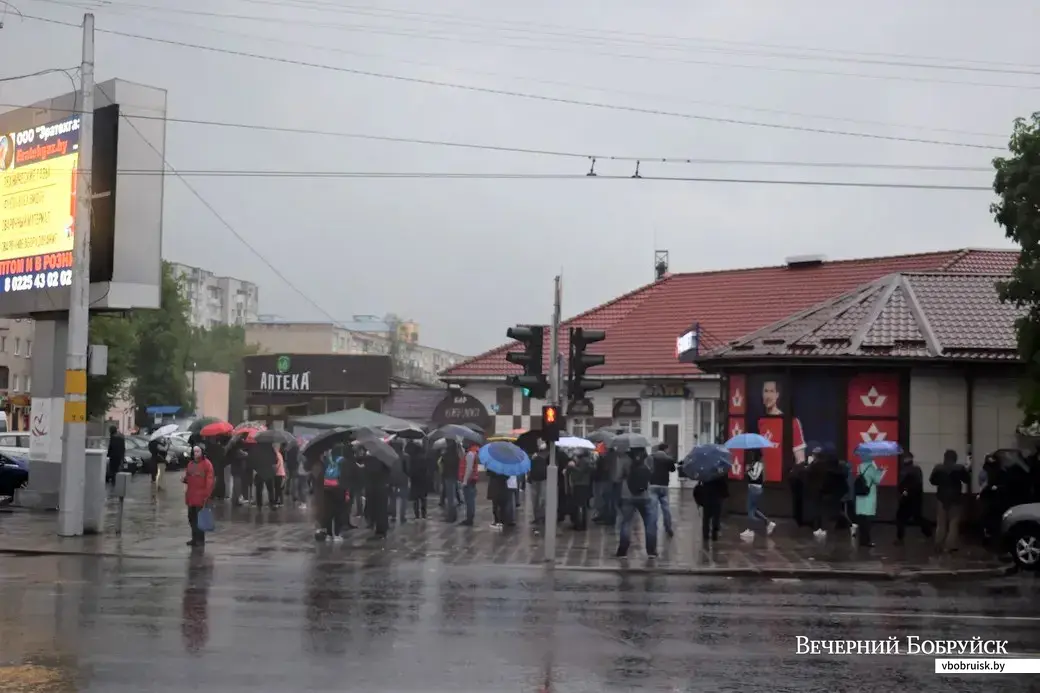 30.05.2020, Бобруйск. Сбор подписей за потенциальных кандидатов в президенты на углу Минской и Октябрьской.