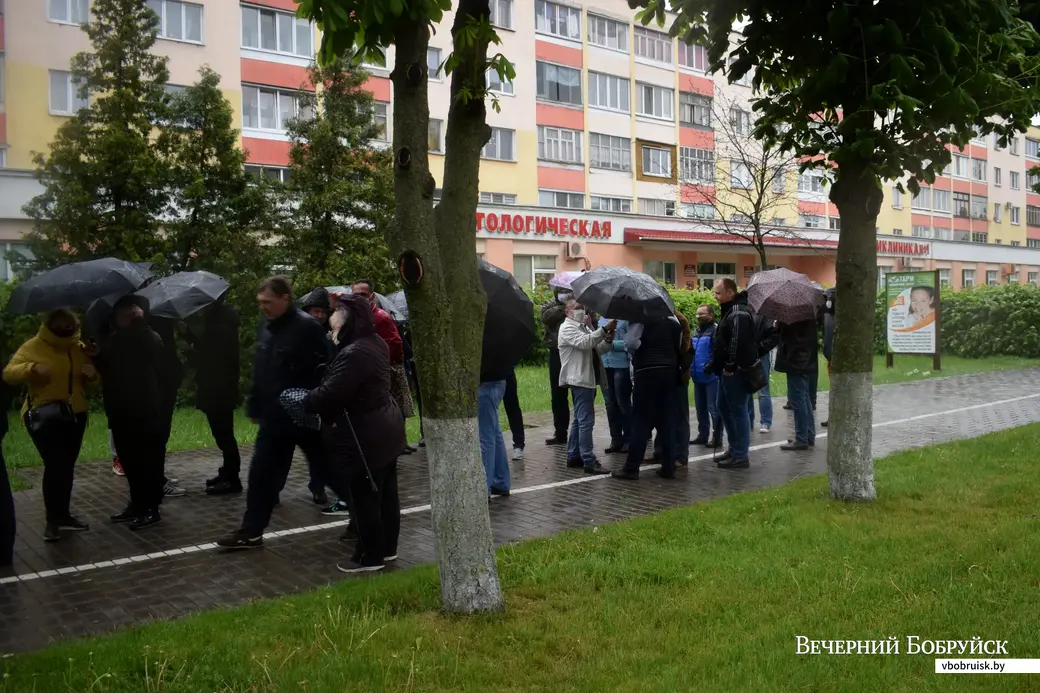 30.05.2020, Бобруйск. Сбор подписей за потенциальных кандидатов в президенты на углу Минской и Октябрьской.