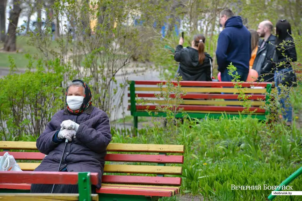 Бобруйск, женщина на скамейке в городском сквере. Фото из архива «ВБ» носит иллюстративный характер.