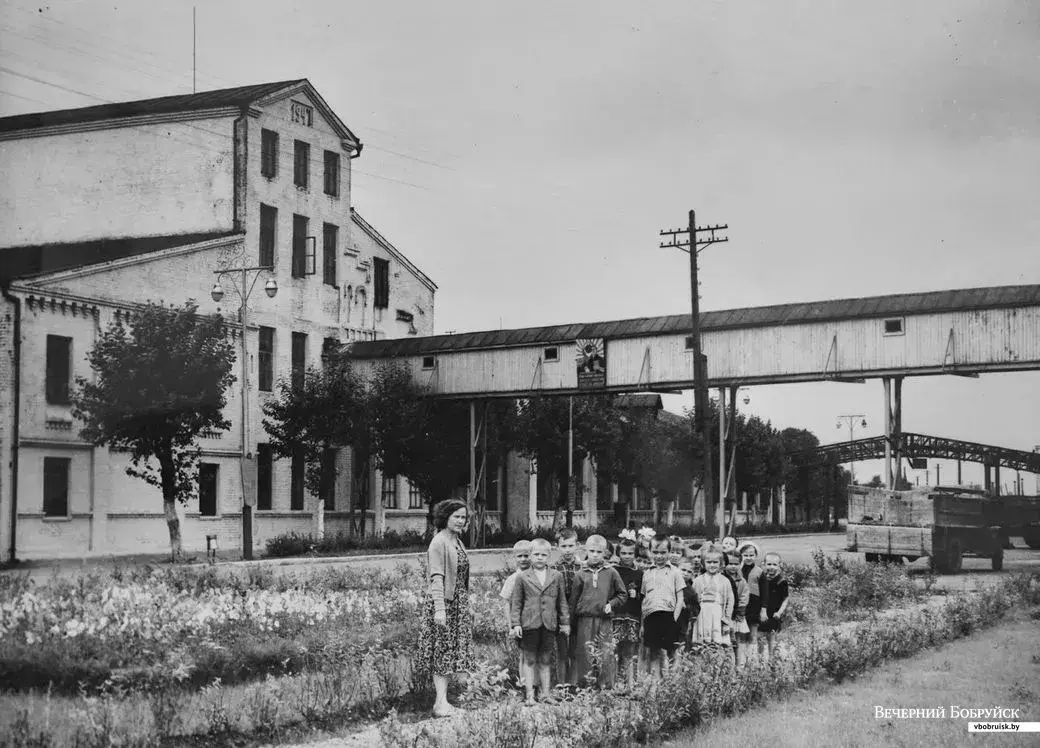 Бобруйск. Архивные фотографии Бобруйского винзавода 60-х годов ХХ века. (Бобруйский завод виноградных напитков). Главный корпус винзавода. Фото 1962 года. Снимок из