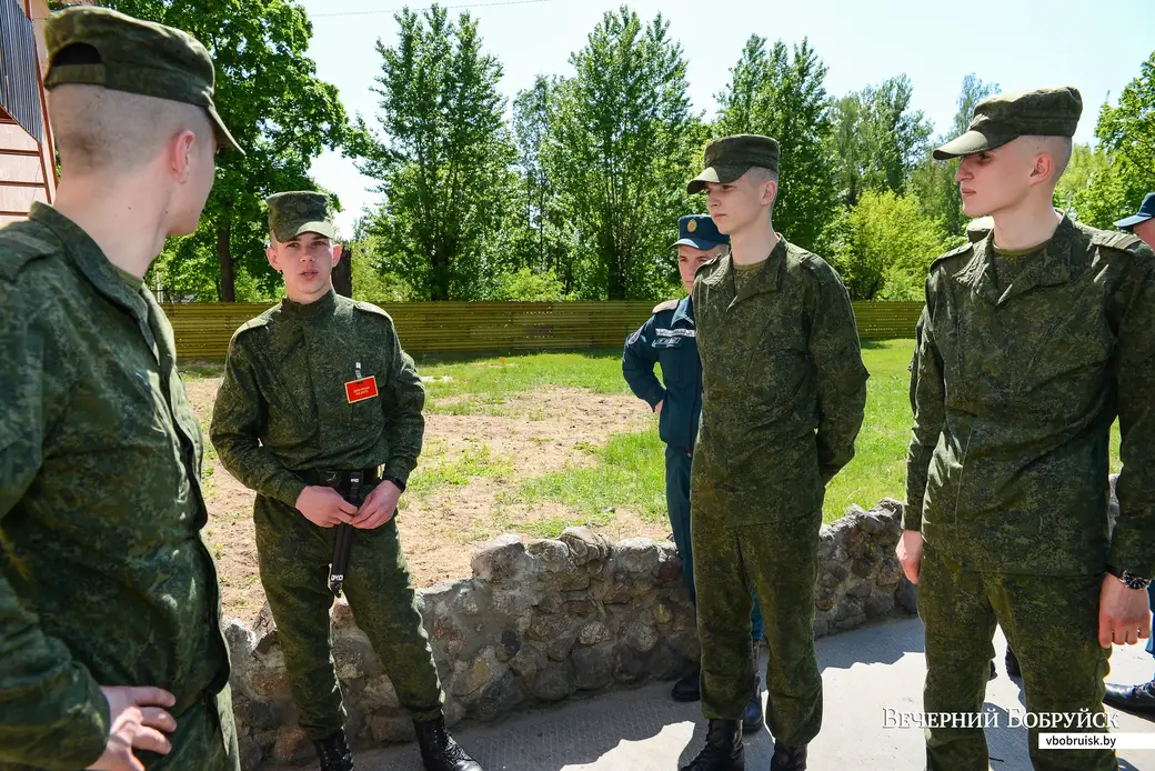 28.05.2020. Бобруйск, Могилевская область. Учащиеся Бобруйского государственного лесотехнического колледжа в расположении 83-го отдельного ордена Красной Звезды