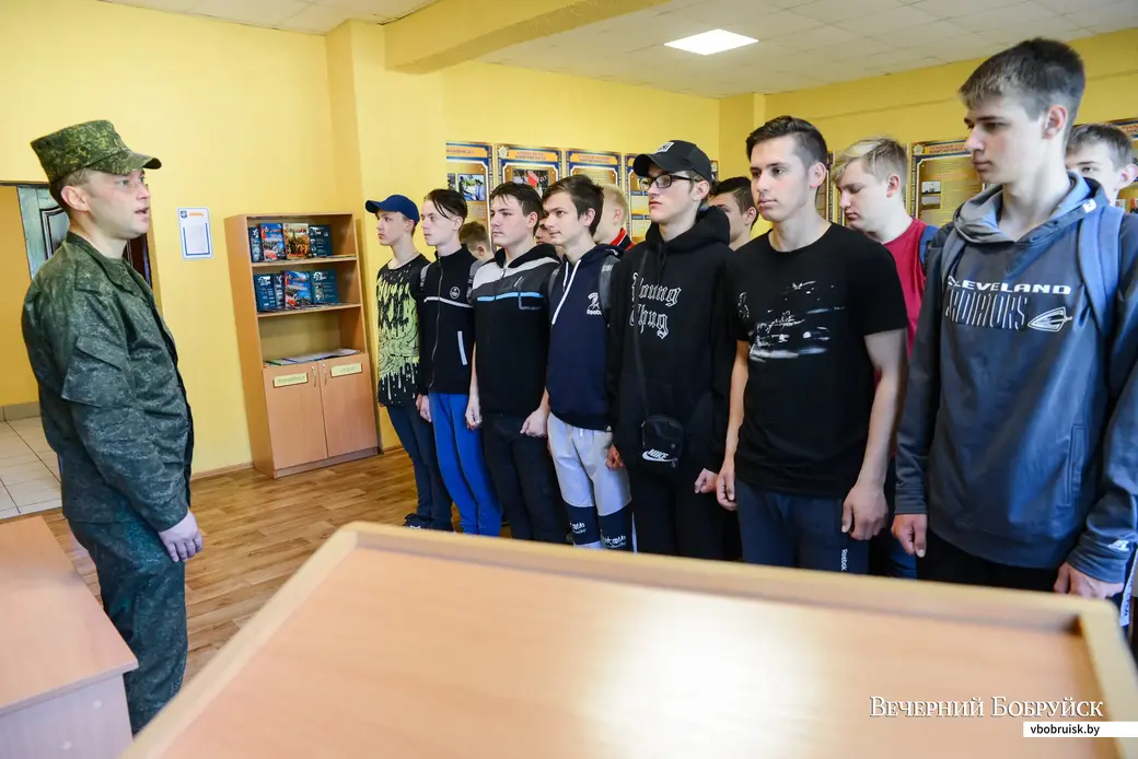 28.05.2020. Бобруйск, Могилевская область. Учащиеся Бобруйского государственного лесотехнического колледжа в расположении 83-го отдельного ордена Красной Звезды