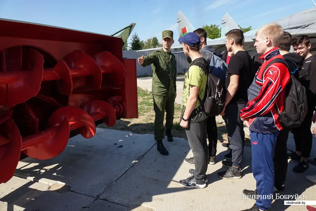28.05.2020. Бобруйск, Могилевская область. Учащиеся Бобруйского государственного лесотехнического колледжа на уроке допризывной подготовки в расположении 83-го