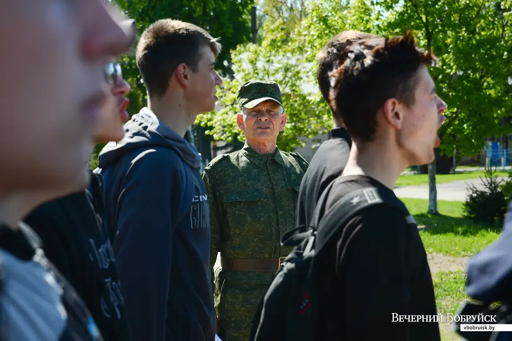 28.05.2020. Бобруйск, Могилевская область. Учащиеся Бобруйского государственного лесотехнического колледжа во главе с учителем Владимиром Смирновым в расположении 83-го